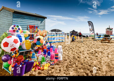 Buntes Strandspielzeug zum Verkauf am Strand von Viking Bay in Broadstairs, Kent, Großbritannien. Stockfoto