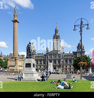 George Square in Glasgow Schottland Denkmal mit Robert Burns und Sir Walter Scott links Stockfoto