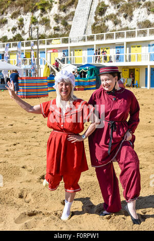 Zwei Frauen tragen traditionell viktorianischen Kostümen am Strand von Viking Bay in Broadstairs, Kent Baden. Stockfoto