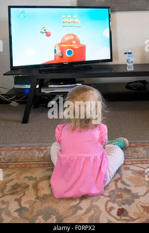 Ein Kleinkind Uhren Fernsehen der Kinder. Stockfoto