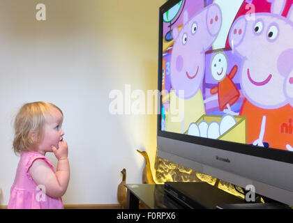 Ein Kleinkind Uhren Fernsehen der Kinder. Stockfoto