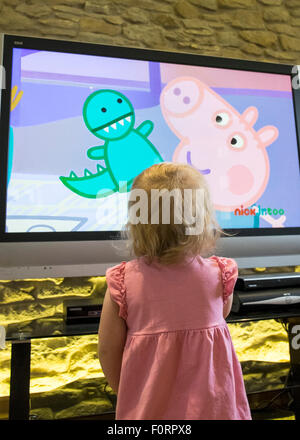 Ein Kleinkind Uhren Fernsehen der Kinder. Stockfoto