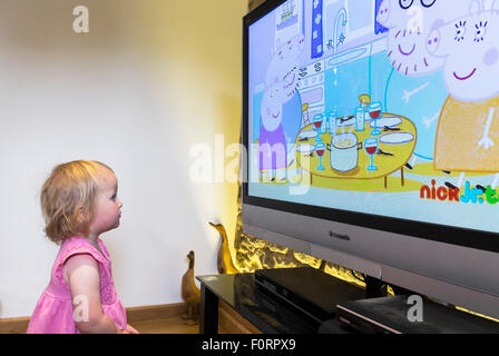 Ein Kleinkind Uhren Fernsehen der Kinder. Stockfoto