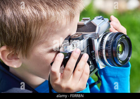 Kleiner Junge mit dem Retro-SLR Kamera schießen Stockfoto
