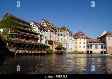 Fachwerkbauten neben dem Fluss Ill in Straßburg Stockfoto