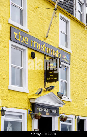 Das Mishnish Hotel Restaurant in charakteristischen gelben Gebäude. Tobermory Isle of Mull Inneren Hebriden Western Isles Schottland, Vereinigtes Königreich Stockfoto