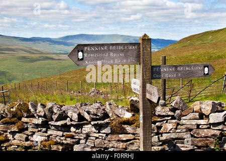 Wegweiser auf der Pennine Maultierweg in nachbarschaftlich Gill in Dentdale Yorkshire Dales Cumbria England Stockfoto