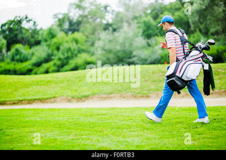 Golfer seine Ausrüstung an einem schönen sonnigen Tag Stockfoto