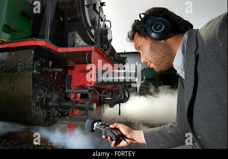 Dortmund, Deutschland. 20. August 2015. Konrad Gutkowski, wissenschaftliche Praktikantin von der Westfälischen State Museum der Industriekultur (LWL) zeichnet den Klang der Dampfmaschine "Anna N. 6" im Museum Zeche Zollern II/IV in Dortmund, Deutschland, 20. August 2015. Einem europäischen Museumsprojekt konzentriert sich auf die Erhaltung der Töne von Arbeit für zwei Jahre. Diese Woche versammelten sich die Experten für eine Abschlusskonferenz im Museum Zeche Zollern in Dortmund. Foto: Bernd Thissen/Dpa/Alamy Live News Stockfoto