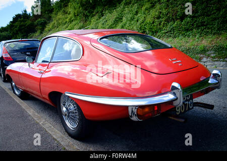 Eine vollständig restaurierte atemberaubende Jaguar E Typ Oldtimer, der sich auf der Straße geparkt war Stockfoto