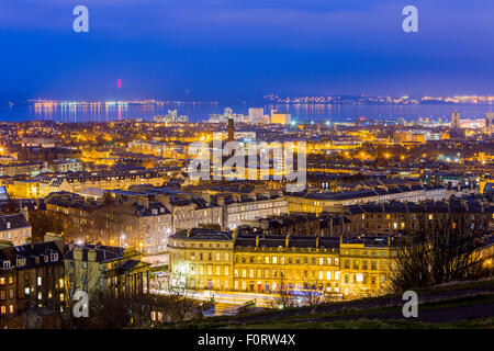 Ein Blick vom Calton Hill in Edinburgh in Richtung Firth of Forth, City of Edinburgh, Schottland, Vereinigtes Königreich, Europa. Stockfoto