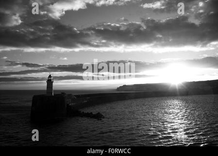 Sonnenuntergang über Klippen und Meer, Newhaven, Sussex, UK, schwarz und weiß Stockfoto