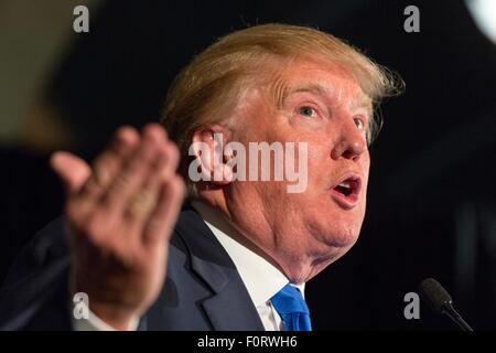 Milliardär und GOP Presidential hoffnungsvollen Donald Trump Adressen der republikanischen Gesellschaft Patriot Abendessen am Citadel Military College 22. Februar 2015 in Charleston, South Carolina. Trump und Senator Tim Scott wurden auf der jährlichen Veranstaltung geehrt. Stockfoto