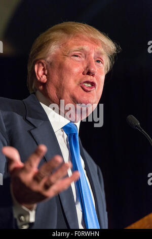 Milliardär und GOP Presidential hoffnungsvollen Donald Trump Adressen der republikanischen Gesellschaft Patriot Abendessen am Citadel Military College 22. Februar 2015 in Charleston, South Carolina. Trump und Senator Tim Scott wurden auf der jährlichen Veranstaltung geehrt. Stockfoto