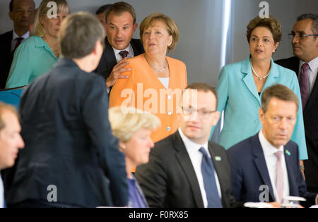 Brasilia, Brasilien. 20. August 2015. Bundeskanzlerin Angela Merkel (C, CDU) grüßt die brasilianische Präsidentin Dilma Rousseff während der deutsch-brasilianischen zwischenstaatliche Konsultationen am Anfang von einer Plenarsitzung im Planalto Palace in Brasilia, Brasilien, 20. August 2015. Foto: Kay Nietfeld/Dpa/Alamy Live News Stockfoto