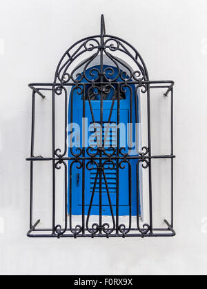 Blaue Fenster mit gestylten Eisengitter Stockfoto