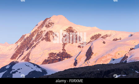 Alpenglow bei Sonnenuntergang auf Monte Rosa. Lyskamm. Blick aus der Schweiz. Alpen. Europa. Stockfoto