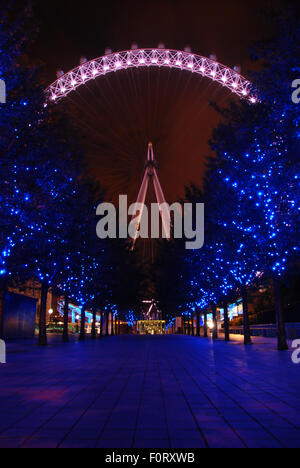 London, Vereinigtes Königreich - 18. Juli 2009: London Eye in der Nacht mit blauem Licht Gegenwartsgesellschaft Stockfoto