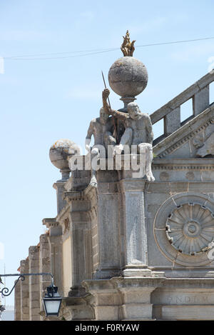 Ein Detail aus der Spitze der Fassade der Kirche Nossa Senhora da Graça. Stockfoto