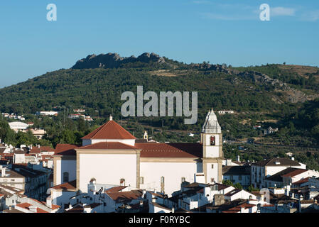 Ein seitlicher Blick auf die Kirche von Santa Maria da Devesa umrahmt von den Hügeln von Castelo de Vide. Stockfoto