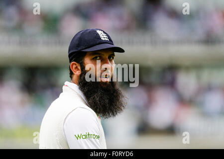London, UK. 20. August 2015. Investec Asche 5. Test England gegen Australien. Englands Moin Ali Credit: Action Plus Sport/Alamy Live News Stockfoto