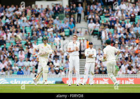 London, UK. 20. August 2015. Investec Asche 5. Test England gegen Australien. Englands Stuart Broad reagiert auf Gegentor eine Grenze Credit: Action Plus Sport/Alamy Live News Stockfoto