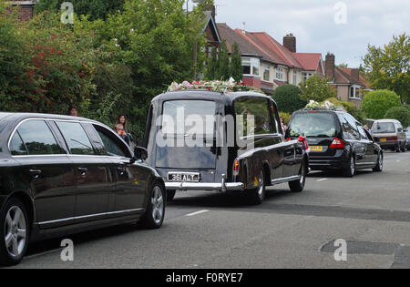 Liverpool, Vereinigtes Königreich. 20. August 2015. Cilla Black Trauerfeier fand am Maria Kirche in Woolton, Liverpool am Donnerstagnachmittag, 20. August 2015. Hunderte erwies sich als die letzte Ehre erweisen. Bildnachweis: Pak Hung Chan/Alamy Live-Nachrichten Stockfoto