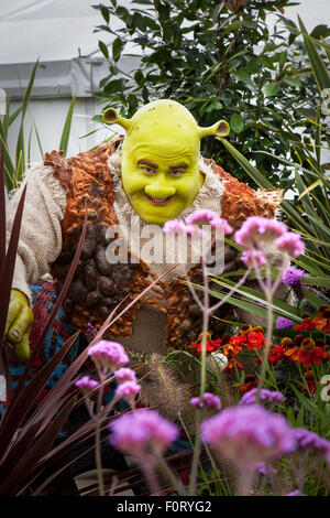 Southport, Merseyside, UK. 20. August 2015. DEAN Chisnall, wie Shrek, ein fettes, Grün, Sumpf - Wohnung celebrity Star ogre an Großbritanniens größte unabhängige flower show. Stockfoto