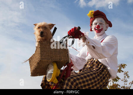 Fun, Comic, Entertainer in Southport, Merseyside, Großbritannien. August 2015. Red-Nosed Sunny the Clown (Sonny und Rainbow) mit seinem Hund bei Großbritanniens größter unabhängiger Blumenausstellung. Stockfoto