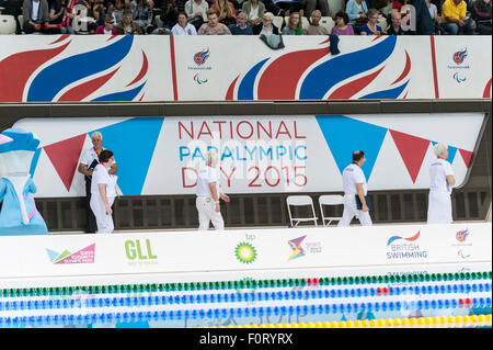 London, UK. 26. Juli 2015.  Beamte kommen am nationalen Paralympischen Tag 2015 in das Aquatic Centre, London. Stockfoto