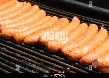 Frisch und saftig Hotdogs am offenen grill Stockfoto