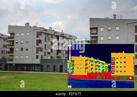 Wohngebäude mit Infrarot-Thermografie-Bild zeigt mangelnde Wärmedämmung Stockfoto