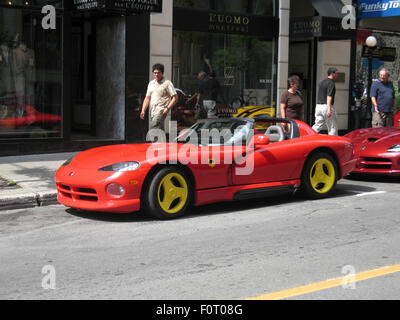 FÜNF DODGE VIPER AUF PEEL STREET, MONTREAL, QUEBEC, KANADA - CA. 2008.5 GEPARKT Stockfoto