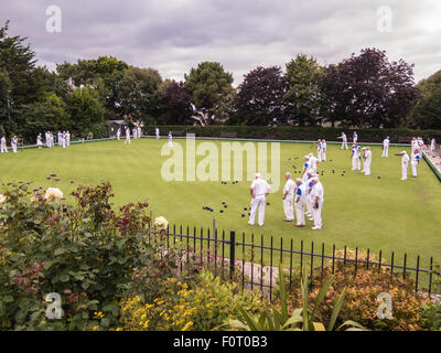 Whitstable, Großbritannien, 20. August 2015. Whitstable Bowlingclub veranstaltet einen Wettbewerb mit Gravesend Herren Veteranen.  Von den kostenlosen Eintrag betrachtet öffentlichen Gärten von Whitstable Schloss. Schalen wurden hier seit 75 Jahren gespielt. Stockfoto