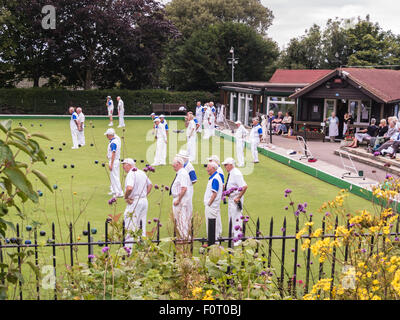 Whitstable, Großbritannien, 20. August 2015. Whitstable Bowlingclub veranstaltet einen Wettbewerb mit Gravesend Herren Veteranen.  Von den kostenlosen Eintrag betrachtet öffentlichen Gärten von Whitstable Schloss. Schalen wurden hier seit 75 Jahren gespielt. Stockfoto