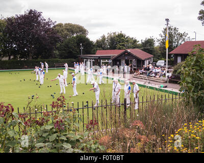 Whitstable, Großbritannien, 20. August 2015. Whitstable Bowlingclub veranstaltet einen Wettbewerb mit Gravesend Herren Veteranen.  Von den kostenlosen Eintrag betrachtet öffentlichen Gärten von Whitstable Schloss. Schalen wurden hier seit 75 Jahren gespielt. Stockfoto
