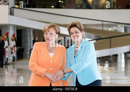 Brasilia, Brasilien. 20. August 2015. Abbildung Brazilian President Dilma Rousseff (R) Händeschütteln mit Bundeskanzlerin Angela Merkel bei einer Sitzung in Brasilia, Brasilien, am 20. August 2015 von Brasil Präsidentschaft zur Verfügung gestellt. Dilma Rousseff traf sich mit Angela Merkel Donnerstag in Brasilia, mehrere Absicht Abkommen über die Zusammenarbeit in Wirtschaft, Investitionen, Wissenschaft, Technologie, erneuerbare Energien, Bildung, Umwelt und Häfen zu unterzeichnen. Bildnachweis: Roberto Stuckert Filho/Präsidentschaft von Brasilien/Xinhua/Alamy Live-Nachrichten Stockfoto