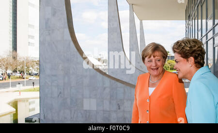 Brasilia, Brasilien. 20. August 2015. Abbildung Brazilian President Dilma Rousseff (R) im Gespräch mit der deutschen Bundeskanzlerin Angela Merkel (L) während einer Sitzung in Brasilia, Brasilien, am 20. August 2015 von Brasil Präsidentschaft zur Verfügung gestellt. Dilma Rousseff traf sich mit Angela Merkel Donnerstag in Brasilia, mehrere Absicht Abkommen über die Zusammenarbeit in Wirtschaft, Investitionen, Wissenschaft, Technologie, erneuerbare Energien, Bildung, Umwelt und Häfen zu unterzeichnen. Bildnachweis: Roberto Stuckert Filho/Präsidentschaft von Brasilien/Xinhua/Alamy Live-Nachrichten Stockfoto