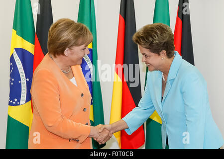 Brasilia, Brasilien. 20. August 2015. Abbildung Brazilian President Dilma Rousseff (R) Händeschütteln mit Bundeskanzlerin Angela Merkel bei einer Sitzung in Brasilia, Brasilien, am 20. August 2015 von Brasil Präsidentschaft zur Verfügung gestellt. Dilma Rousseff traf sich mit Angela Merkel Donnerstag in Brasilia, mehrere Absicht Abkommen über die Zusammenarbeit in Wirtschaft, Investitionen, Wissenschaft, Technologie, erneuerbare Energien, Bildung, Umwelt und Häfen zu unterzeichnen. Bildnachweis: Roberto Stuckert Filho/Präsidentschaft von Brasilien/Xinhua/Alamy Live-Nachrichten Stockfoto