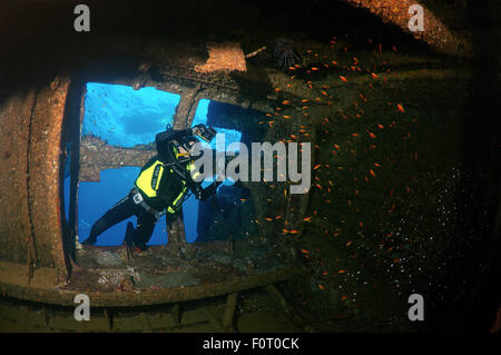 Rotes Meer, Ägypten. 15. Oktober 2014. Taucher am Motor Raum Wreckship Gianis D. Rotes Meer, Sharm El Sheikh, Ägypten © Andrey Nekrassow/ZUMA Wire/ZUMAPRESS.com/Alamy Live-Nachrichten Stockfoto