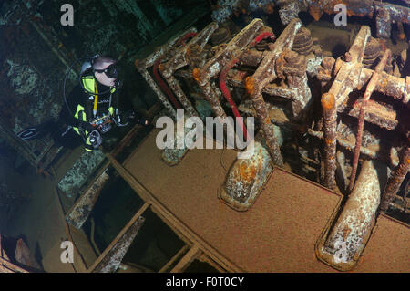 Rotes Meer, Ägypten. 15. Oktober 2014. Taucher am Motor Raum Wreckship Gianis D. Rotes Meer, Sharm El Sheikh, Ägypten © Andrey Nekrassow/ZUMA Wire/ZUMAPRESS.com/Alamy Live-Nachrichten Stockfoto