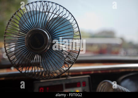 Blaue Lüfter in einem Taxi in Mumbai Stockfoto