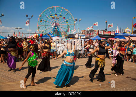 Bauch tanzen - 25. Jahrestag von Sandcastle Gebäude Contest - Promenade, Coney Island, New York City, New York, USA Stockfoto