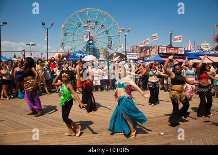 Bauch tanzen - 25. Jahrestag von Sandcastle Gebäude Contest - Promenade, Coney Island, New York City, New York, USA Stockfoto