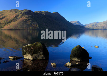 Frühling Reflexionen im Ullswater, Nationalpark Lake District, Cumbria, England, UK. Stockfoto
