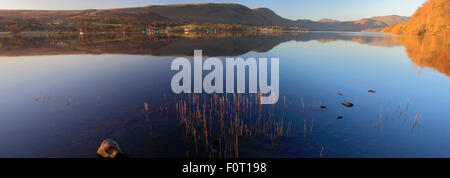 Frühling Reflexionen im Ullswater, Nationalpark Lake District, Cumbria, England, UK. Stockfoto