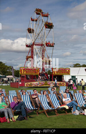 Großes Festgelände Riesenrad, Liegestühle und Sitzgelegenheiten an einem großen Tag in Großbritanniens größter unabhängiger Blumenschau Arena, feiert mit einem Karneval-ähnlichen Sommerfest in Southport, Großbritannien Stockfoto