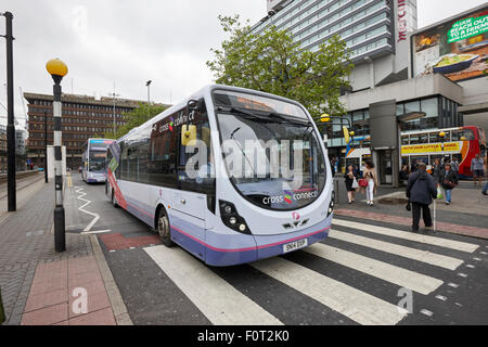 Bus Crossing Fußgängerüberweg Piccadilly Gardens Busbahnhof Manchester England UK Stockfoto