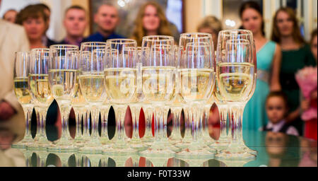 stehend auf einem Tisch mit Gläsern Champagner Set Stockfoto