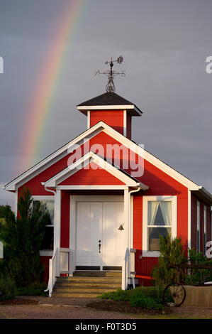 Regenbogen über einem alten Einzimmer-Schulhaus in Colorado. Stockfoto